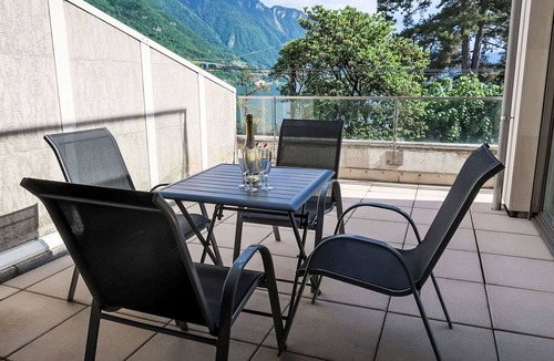 Montreux Apartment | Cosy apartment for 8 guests with WIFI, A/C, pool, TV, balcony and panoramic view