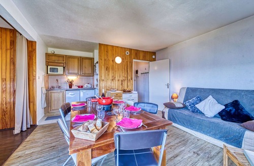 Le Corbier Apartment | Cosy apartment for 6 people with WIFI, pool and TV