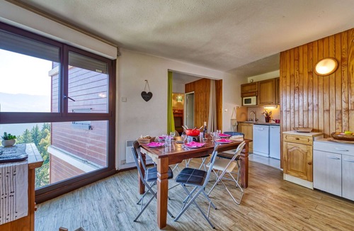 Le Corbier Apartment | Cosy apartment for 6 people with WIFI, pool and TV