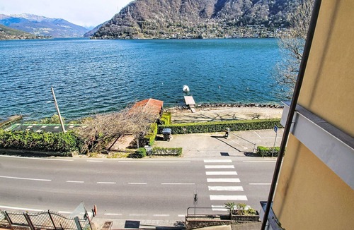 Porto Ceresio Apartment | Cosy apartment for 4 people with WIFI, TV and balcony
