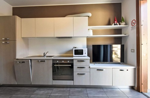Spinone Al Lago Apartment | Cosy apartment for 6 guests with WIFI, A/C, pool, TV and terrace