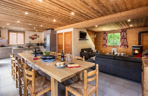 Le Bettaix Ski Chalet | Cosy Chalet Snow Mountain for 14 guests