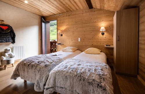 Le Bettaix Ski Chalet | Cosy Chalet Snow Mountain for 14 guests