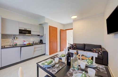 Cerro House | Cottage del Lago: Lake Maggiore Villa with Shared Pool, Laveno Mombello, Italy
