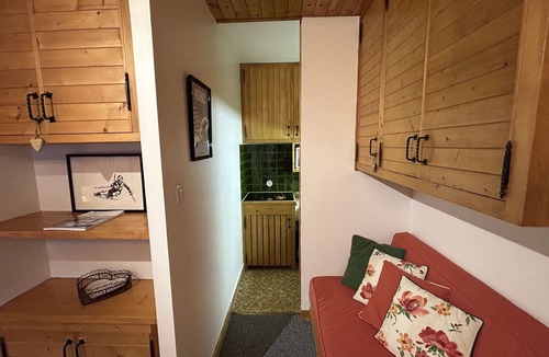 Meribel Apartment | Cozy Mountain Studio, Sleeps 4, Near Ski Lifts & Shops, Méribel
