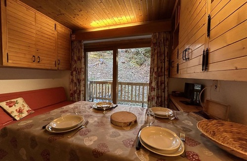 Meribel Apartment | Cozy Mountain Studio, Sleeps 4, Near Ski Lifts & Shops, Méribel