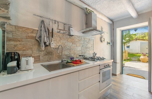 Angera Apartment | Dimora Della Rocca Private Garden, WIFI, BBQ & Parking, Angera, Italy