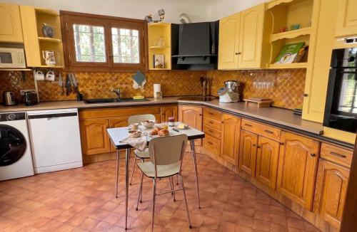 Caumont-sur-Durance Villa | Escapade entre amis en Provence, 4 ch clim, terrasse, jardin, plancha, cheminée, proche Avignon