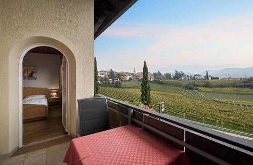 Caldaro Sulla Strada del Vino Apartment | Experience South Tyrol in Kaltern, Apartment Rosengarten, balcony, central location