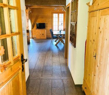Hondrich Apartment | Ferienwohnung Haus Itten gemütlich und rustikal