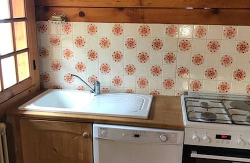 Besse-et-Saint-Anastaise Ski Chalet | Unique chalet near slopes, sleeps 9, original artworks