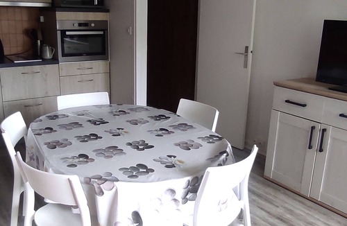 Besse-et-Saint-Anastaise Apartment | Central apartment in Super Besse, 2 bedrooms, near slopes