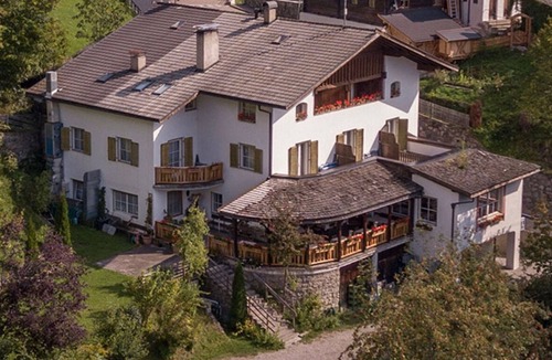Santa Valburga Apartment | Gasthof Kirchsteiger 'Zimmer 6' with Lake View, Shared Terrace and Wi-Fi