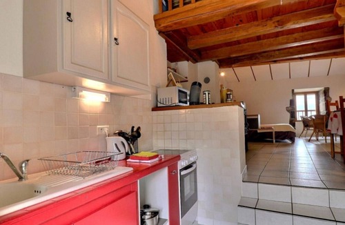 Chazeaux House | Gîte “Le Nid” with Shared Garden and Wi-Fi