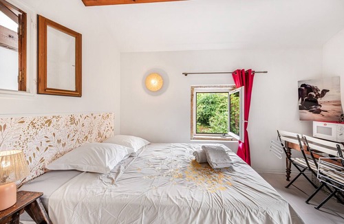 Saint-Julien Bed & Breakfast | Guest Room in Beaujolais with Shared Terrace and Garden. Free Wi-Fi and Parking