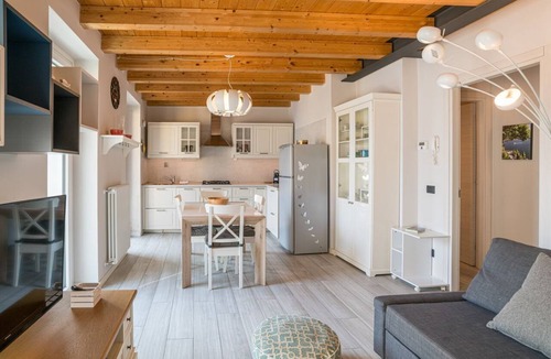 Carate Urio Apartment | GuestHost - Apartment of about 80 sqm, perfect for 4/6 people (but it can host up to 7 people), located in a pedestrian area, on the ground floor of a renovated house overlooking Lake Como. The property is located in the historic centre of the enchanting