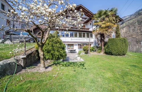 San Leonardo in Passiria Apartment | Holiday Apartment 'Camping Passeier Apfelblüte' with Mountain View, Garden & Wi-Fi