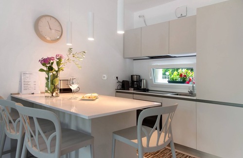 Laveno Apartment | Holiday Home 'Unit C' by the Lake, Wi-Fi and Air Conditioning