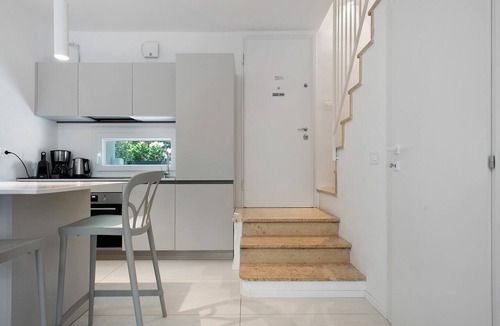 Laveno Apartment | Holiday Home 'Unit D' by the Lake with Large Garden, Wi-Fi and Air Conditioning