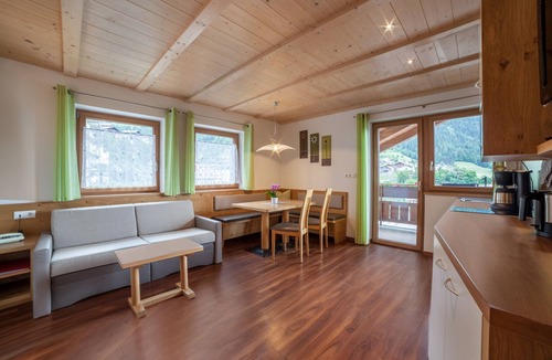 San Leonardo in Passiria Apartment | Holiday Apartment "Plattner II" with Mountain View, Wi-Fi, Terrace & Balcony