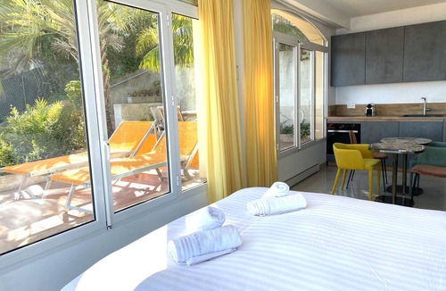 Menton Villa | L'ensoleillée Citronniers 52m² Exceptional view of the beach Terrace60m² beds5*