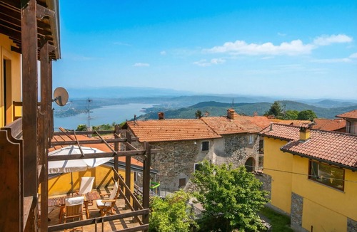 Fosseno House | La Casa nel Borgo: Lake View Terrace, Nebbiuno, Italy