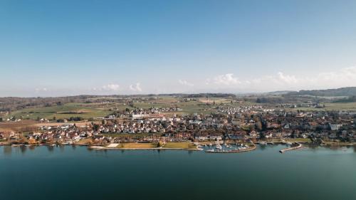 Murten Apartment | LaVida LakeSoul Cozy Retreat in Murten am See & Altstadt, free parking