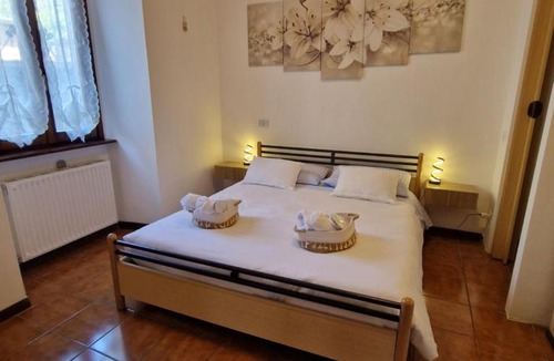 Como House | Lily Loggiadeifiori with private Patio near station, bus and swiss boarder