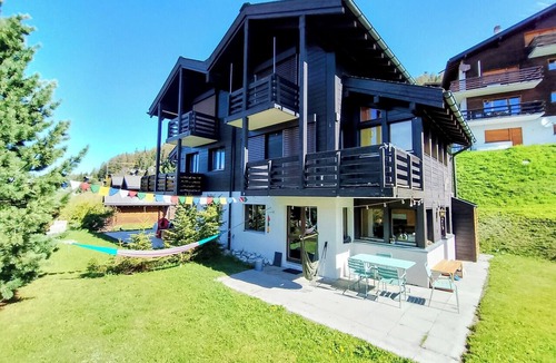 Chandolin Apartment | Located near the centre of the village of Chandolin in a peaceful setting, this bright flat (with te
