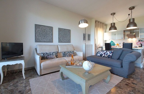 Desenzano del Garda Apartment | Lovely apartment with hot tub, sauna, A/C, WIFI, TV, terrace and pets allowed, close to Sirmione