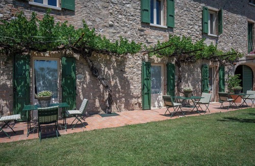 Pozzolengo Villa | Lovely apartment in villa for 5 guests with pool, WIFI, A/C, close to Sirmione