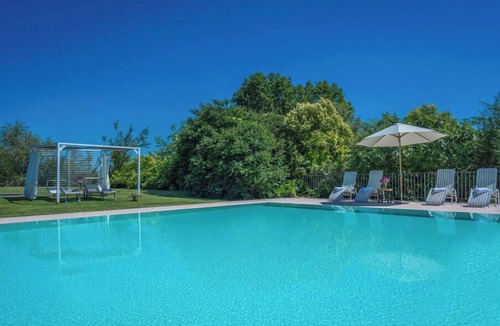 Pozzolengo Villa | Lovely apartment in villa for 2 people with WIFI, pool, A/C and pets allowed, close to Sirmione