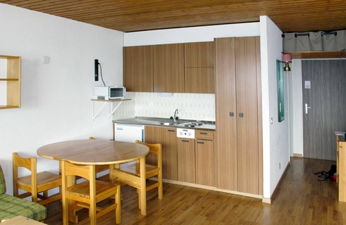 Sion Apartment | Lovely apartment for 4 guests with pool, WIFI, TV, balcony and pets allowed