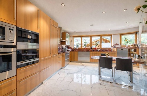 Meiringen Apartment | Luxury 4BR Duplex Apt AC near Interlaken