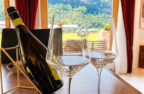 Meiringen Apartment | Luxury 4BR Duplex Apt AC near Interlaken