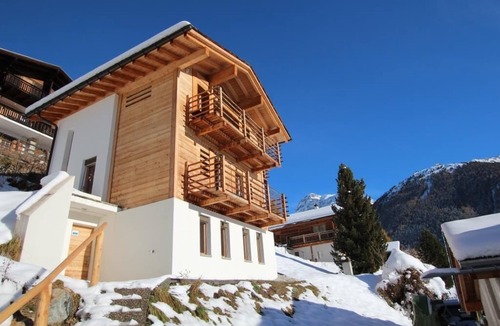St. Luc Apartment | Magnifique chalet idéalement situé juste au-dessus du centre du village. Il possède une vue panorami