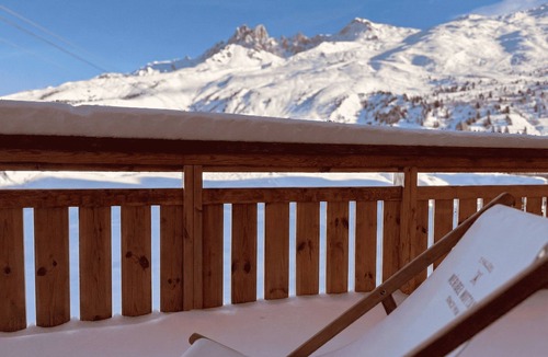 Meribel-Mottaret Apartment | Méribel Mottaret (2 bedrooms + cabin area) 50 m from the slopes. Mountain view