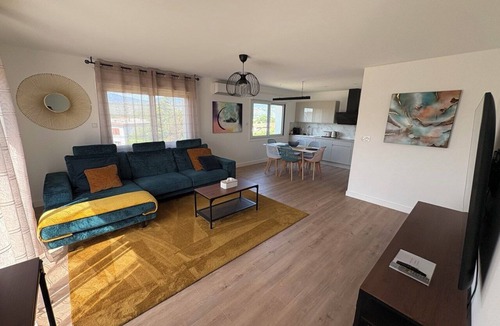 Saint-Clair-du-Rhone Apartment | Modern'Family NEUF Vue Pilat - Air conditioning & Parking