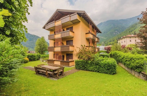 Carisolo Apartment | Nice apartment for 6 people with WIFI, TV and balcony