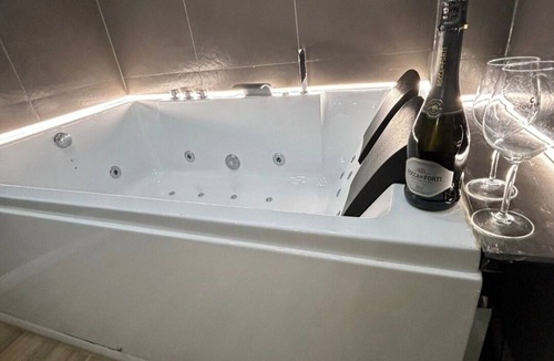 Trento Bed & Breakfast | Oasis Suite with Jacuzzi