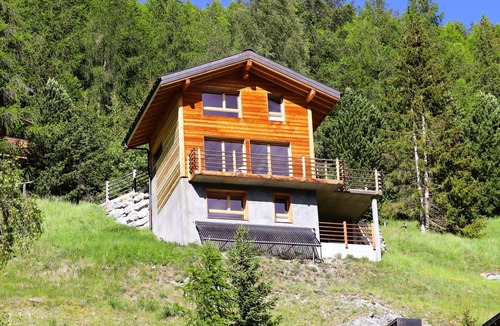 St. Luc Ski Chalet | Outside: Detached chalet on 3 floors with magnificent views, for 4 people - approx. 80m2Inside: Brig