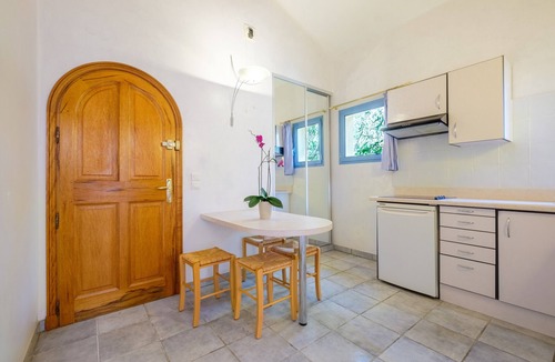 Chateauneuf-Grasse Apartment | Peaceful Villa "Numéro 2" with Private Pool and HD Wi-Fi