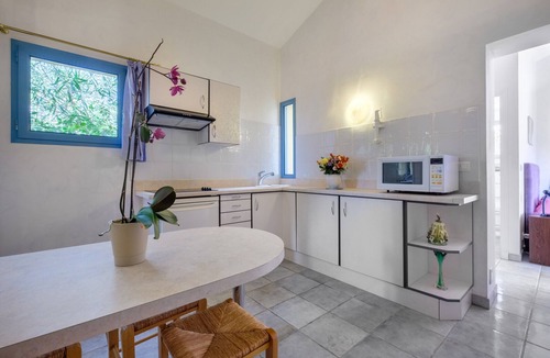 Chateauneuf-Grasse Apartment | Peaceful Villa "Numéro 2" with Private Pool and HD Wi-Fi