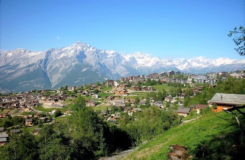 Saint-Pierre-de-Clages Apartment | Pleasant apartment with paid sauna