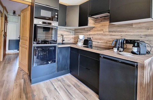 Les Bruyeres Apartment | Renovated 2-room apartment, ski-in/ski-out, balcony