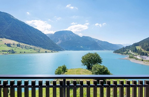 Resia Apartment | Residence Froy Apartment 6 – Lake View, Whirlpool & Breakfast Included