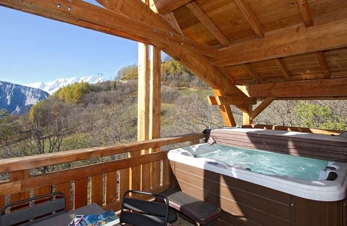 Huez-en-Oisans Ski Chalet | Semi-detached chalet for 8 people with direct access to the slopes