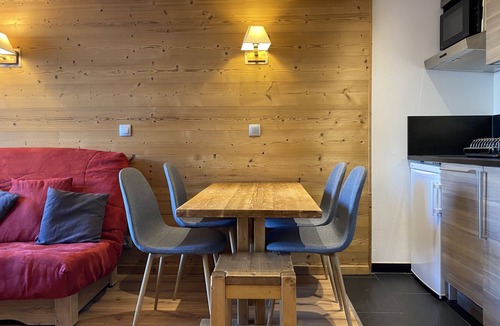 Meribel-Mottaret Apartment | SKIS BY THE FEET- 2 ROOM/CABIN - DONE AGAIN - HIGH SPEED WIFI -CALME AND CLEAR VIEW