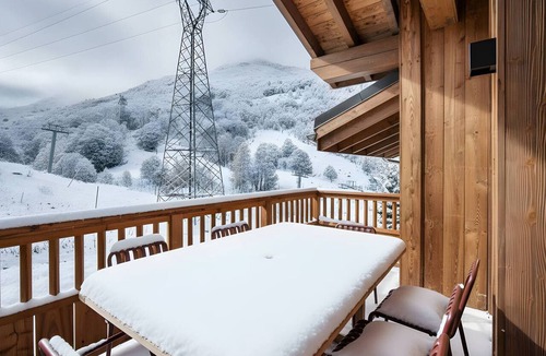Le Bettaix Apartment | Spacious ski-in ski-out apartment with sauna, sleeps 10