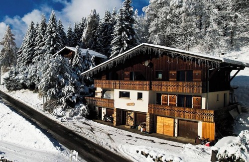 Les Gets Ski Chalet | Spacious 8-Bedroom Luxury Chalet with Hot Tub in Les Gets